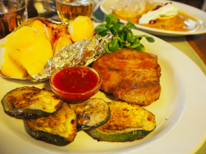 Plzensky bravčovy steak s grilovanou cuketou (筆者撮影)