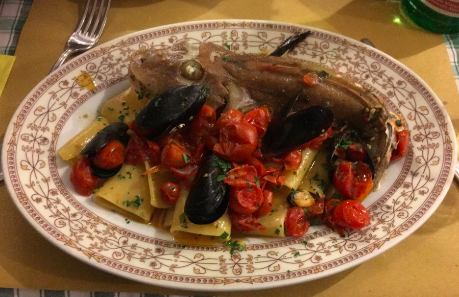 魚が丸ごと!ナポリの伝統パスタ・魴鮄のパッケリ(Paccheri al coccio) (出典:著者撮影)