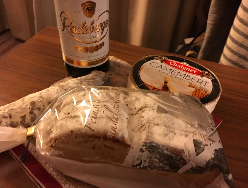 ホテルに戻り乾杯(筆者撮影)