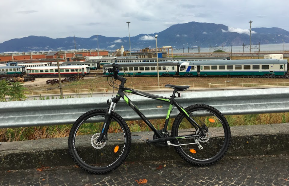 ポンペイ遺跡まで自転車で向かう途中の景色 (出典:著者撮影)