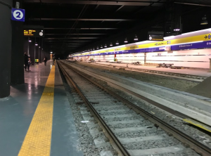 ナポリ中央駅Binario2のプラットホームの様子 (出典:著者撮影)